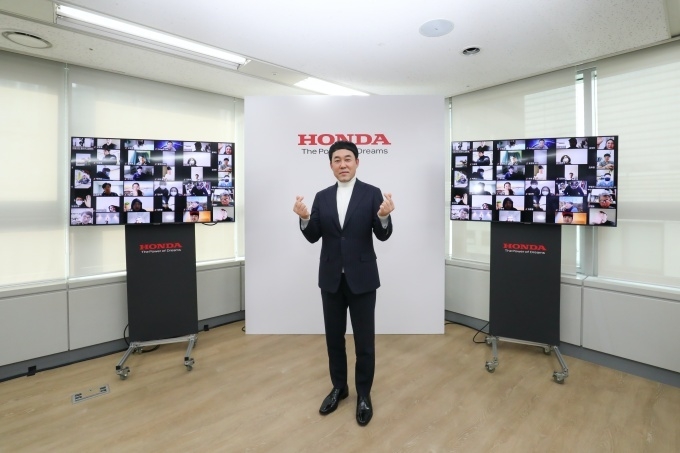 혼다코리아 이지홍 대표이사가 고객만족평가단 3기 온라인 발대식 현장에 인사말을 하고 있다.