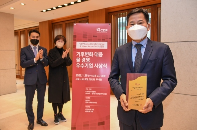 25일 서울 신라호텔에서 열린 2021년 CDP 코리아 어워드에서 김상대 기아 기업전략실장(오른쪽)이 관계자들과 기념 촬영을 하고 있는 모습