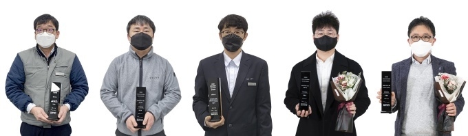 볼보자동차코리아 최우수 사원들이 기념촬영을 하고 있다.(좌측부터)김명겸, 모준석, 이정국, 임광섭, 주상표.