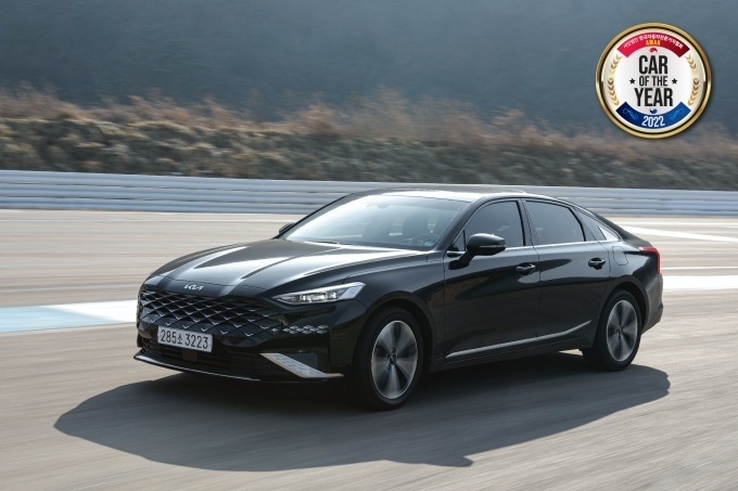 '2022 대한민국 올해의 차(Car of the Year 2022)' 하이브리드 부문을 수상한 기아 K8 하이브리드