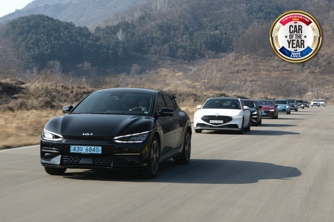 '2022 대한민국 올해의 차(Car of the Year 2022)'에 선정된 차량들이 포천 레인이스웨이 서킷을 질주하고 있다.