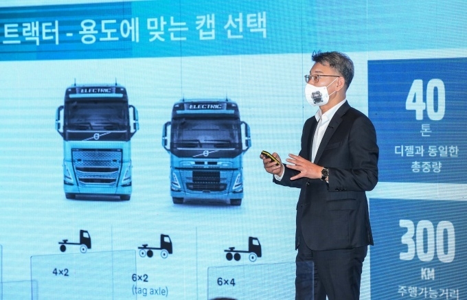 박강석 볼보트럭코리아 사장이 볼보트럭코리아 2022 신차 출시 미디어 간담회에서 발표를 진행하고 있다.