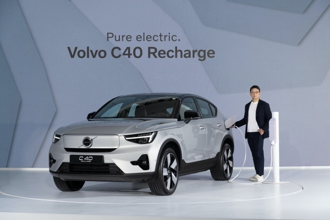 이윤모 볼보자동차코리아 대표이사가 쿠페형 순수 전기 SUV C40 리차지와 함께 포즈를 취하고 있다.