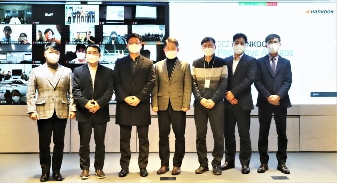 한국타이어 이수일 대표이사 사장(왼쪽에서 4번째)과 프로액티브 어워드 수상자들이 기념사진을 찍고 있다.