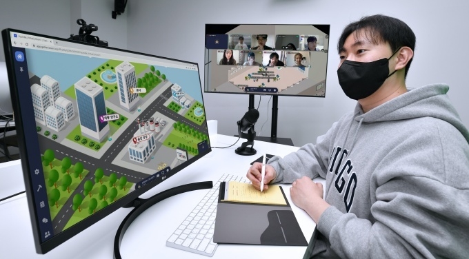 현대모비스 직원이 메타버스 기반 '협업 시뮬레이션 프로그램'에 참여해 회사의 주요 경영 프로세스를 학습하고 있다.