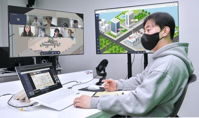 현대모비스 직원이 메타버스 기반 '협업 시뮬레이션 프로그램'에 참여해 회사의 주요 경영 프로세스를 학습하고 있다.