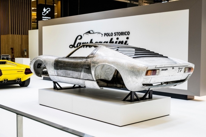 2022 레트로모빌 파리에 전시된 미우라 P400 SV 차체