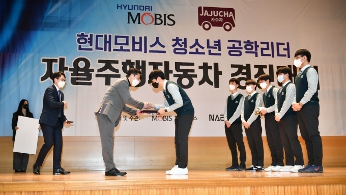 지난 주말 서울 하나고에서 열린 ‘청소년 공학리더 자율주행자동차 경진대회’에서 하나고등학교 IDA팀이 우승을 차지했다.