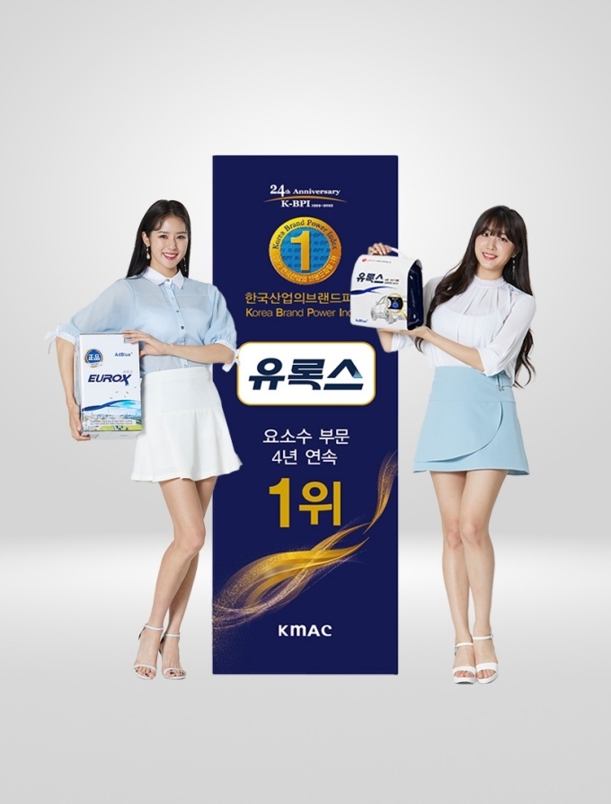 유록스 10리터와 광고모델 박기량(좌), 유록스 프리미엄 3.5리터와 광고모델 안지현(우)