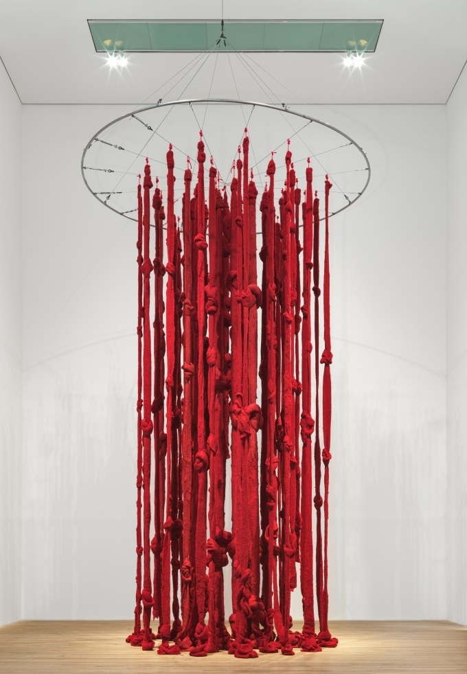 세실리아 비쿠냐의 대표작(출처: Cecilia Vicuña Quipu Womb 2017 © Cecilia Vicuña. Photo: Joe Humphrys)