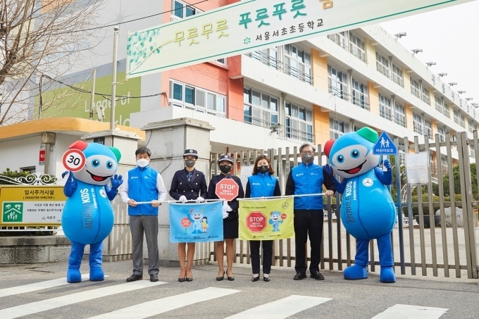(좌로부터) 사회복지법인 아이들과미래재단 김병기 본부장, 녹색어머니 중앙회 장주영 수석부회장, 천경숙 회장, 메르세데스-벤츠 사회공헌위원회 이은정 위원(메르세데스-벤츠 코리아 상무), 이철승 위원(메르세데스-벤츠 공식 딜러 더클래스효성 대표)