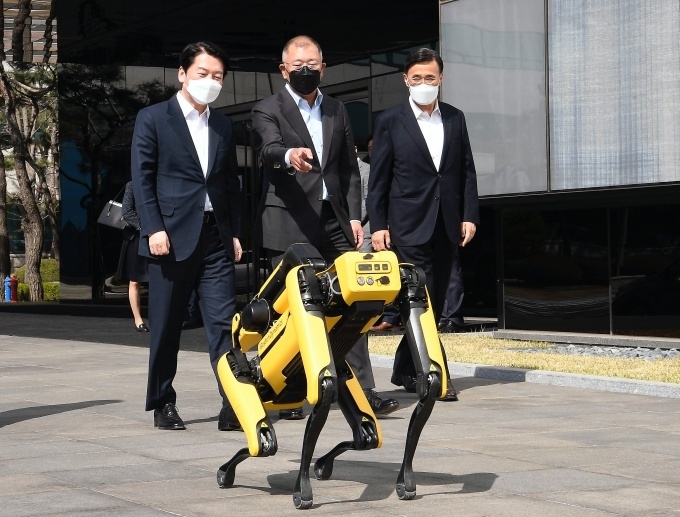 8일 경기도 화성시 현대자동차그룹 남양연구소를 방문한 안철수 대통령직 인수위원회 위원장이 정의선 현대차그룹 회장과 함께 보스턴 다이내믹스 4족 보행 로봇 스팟(Spot)의 에스코트를 받으며 현대디자인센터로 이동하고 있다.