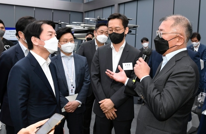 8일 경기도 화성시 현대자동차그룹 남양연구소를 방문한 안철수 대통령직 인수위원회 위원장에게 정의선 현대차그룹 회장이 도심 항공 모빌리티(UAM)에 대해 설명하고 있다.