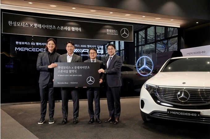 (왼쪽부터) 롯데자이언츠 김원중, 전준우 선수, 한성모터스 배규환 대표, 한성모터스 남천전시장 이민영 지점장이 한성모터스 앰버서더 협약식을 진행하고 있다