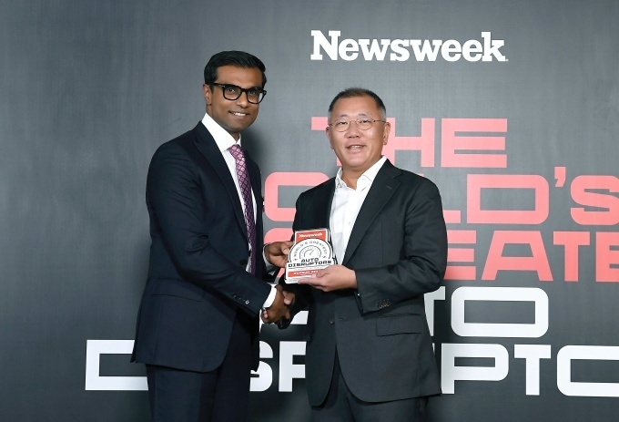 정의선 회장이 ‘올해의 비저너리(Visionary of the Year)’상 수상 후 데브 프라가드(Dev Pragad, 사진 좌측) 『뉴스위크』 CEO와 기념촬영을 하고 있다.