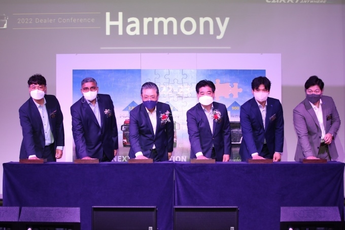 21일 경주에서 진행된 타타대우상용차 2021 딜러컨퍼런스에서 핸드프린팅을 하고 있는 (좌측부터)대전대리점 김영환 부장, 타타대우상용차 아닐 신하 부사장, 김방신 사장, 타타대우상용차판매 김정우 대표, 충청서