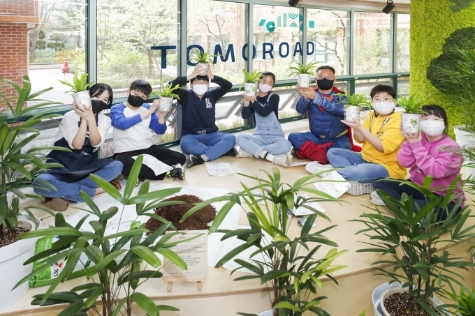 폭스바겐그룹코리아가 트리플래닛과 함께, 정부 추진 탄소중립 사업에 참여하고 있는 서울보라매초등학교 학생 및 교사를 대상으로 환경 교육을 실시하고 있다.