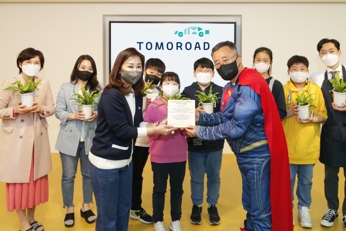 폭스바겐그룹코리아가 정부 추진 탄소중립 사업에 참여하고 있는 서울보라매초등학교에 반려나무를 기증했다 (사진 좌: 폭스바겐그룹코리아 이수진 상무, 사진 우: 서울보라매초등학교 김갑철 교장)