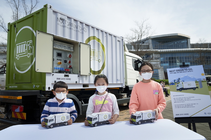 국립과천과학관 해피사이언스축제서 전시된 넥스트 그린 투-고 앞에 참여 학생들이 키트 교육을 받고 있다.