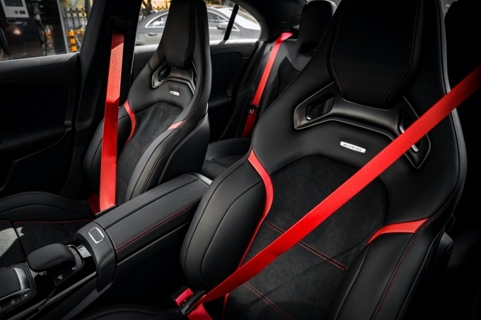 메르세데스-AMG CLA 45 S 4MATIC+의 AMG 어드밴스드 퍼포먼스 시트
