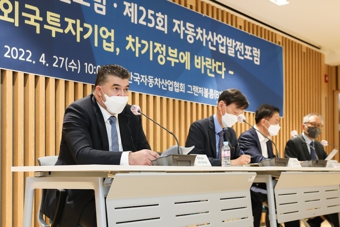 카허 카젬 한국지엠 사장(왼쪽 첫 번째)이 한국산업연합포럼 주최로 서울 서초구 자동차회관에서 열린 ‘제20회산업발전포럼·제25회자동차산업발전포럼’에 참석해 외투기업의 국내 투자 확대를 위한 실효성 있는 제언을 발표했다.