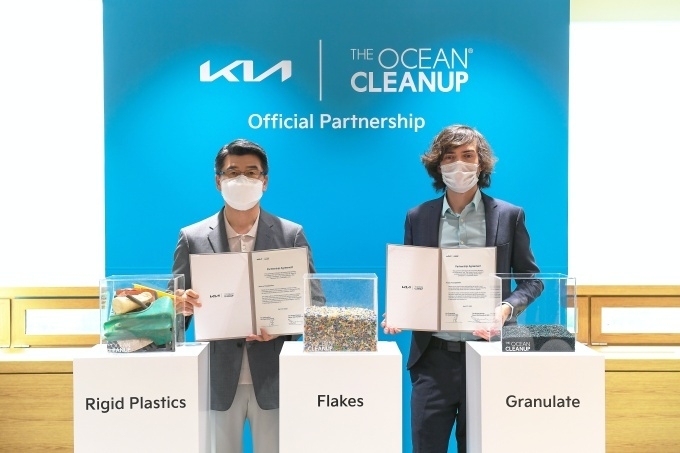 왼쪽부터 기아 송호성 사장, 오션클린업 설립자 & CEO 보얀 슬랫