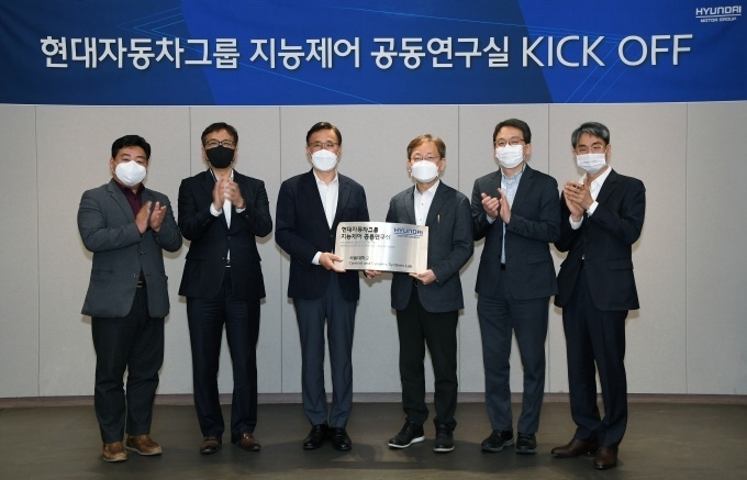 왼쪽부터 현대엔지비 강성원 상무/현대차·기아 김치경 상무/현대차·기아 연구개발본부장 박정국 사장/서울대학교 최해천 부총장/서울대학교 송준호 공과대학 부학장/서울대학교 심형보 교수