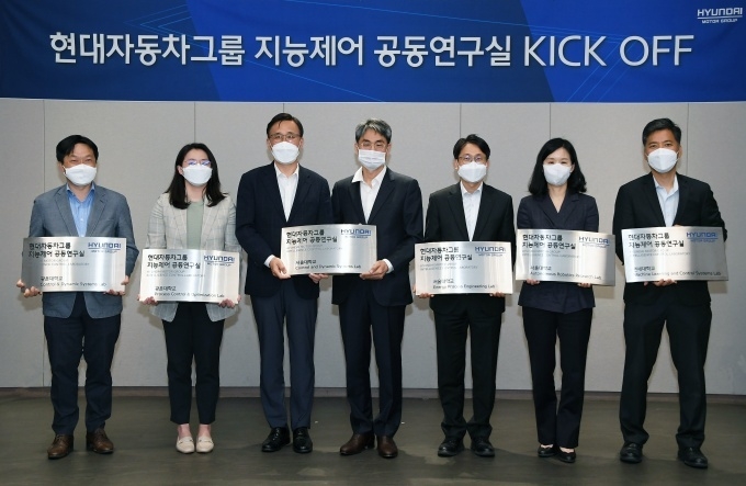 왼쪽부터 광운대학교 백주훈 교수/광운대학교 김연수 교수/현대차·기아 연구개발본부장 박정국 사장/서울대학교 심형보 교수/서울대학교 이종민 교수/서울대학교 김현진 교수/연세대학교 최종은 교수