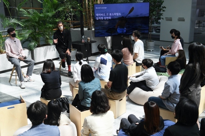 데이비드 드 로스차일드가 현대자동차 임직원을 대상으로 '대자연과 기업 시민의식'을 주제로 강의하는 모습