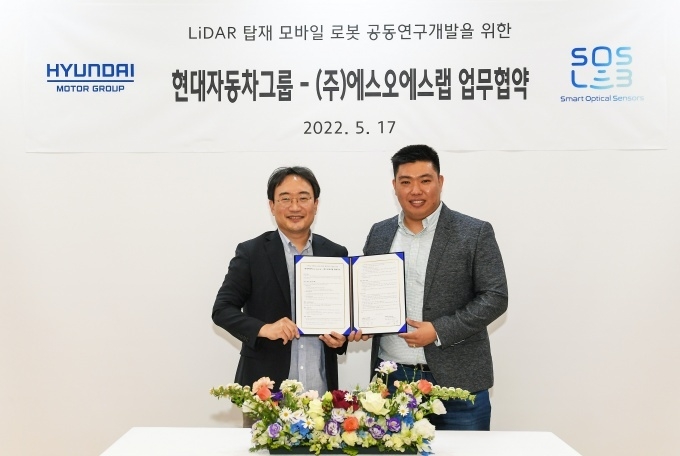 경기도 의왕에 위치한 현대차그룹 의왕연구소에서 ‘현대차그룹-에스오에스랩, 모바일 로봇용 라이다 공동개발을 위한 업무협약(MOU)식’에서 현대차그룹 로보틱스랩 현동진 상무(왼쪽), 에스오에스랩 정지성 대표이사(오른쪽)가 업무 제휴협약 체결 후 기념사진을 촬영하는 모습