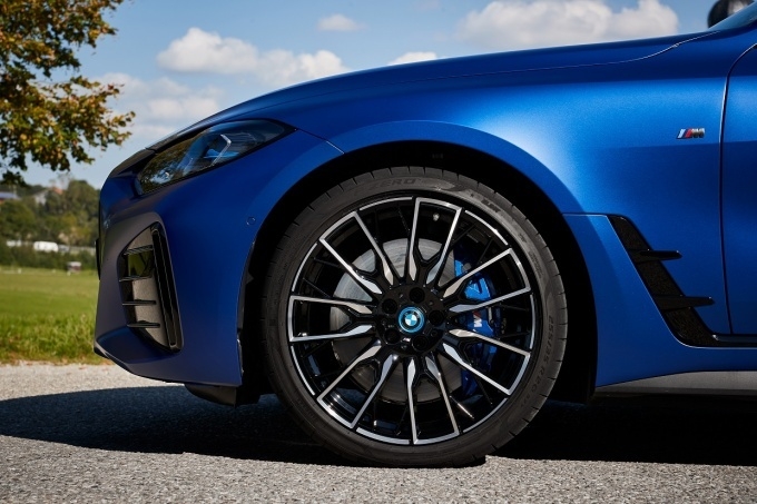 BMW i4 M50에는 바스프의 재생가능 원료 기반 무광 클리어 코트 솔루션이 적용됐다.