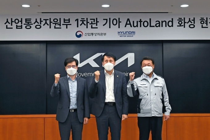 18일, 장영진 산업통상자원부 1차관(사진 가운데)이 기아 오토랜드 화성을 방문해 현대자동차그룹의 전기차 중장기 투자 및 기아 PBV 전기차 전용공장 건설 계획을 공유한 후 현대차그룹 공영운 전략기획담당 사장(사진 왼쪽 첫번째), 기아 국내생산담당 최준영 부사장(사진 제일 오른쪽)과 기념촬영을 하고 있다.
