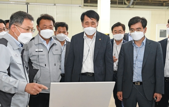 18일, 장영진 산업통상자원부 1차관(사진 앞줄 오른쪽 두번째)이 기아 오토랜드 화성을 찾아 EV6 생산 라인에 대해 설명을 듣고 있다.