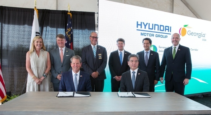 조지아주 브라이언 켐프(Brian Kemp) 주지사(앞줄 왼쪽), 현대자동차 장재훈 사장(앞줄 오른쪽)을 비롯한 관계자들이 투자협약 후 기념촬영하는 모습.