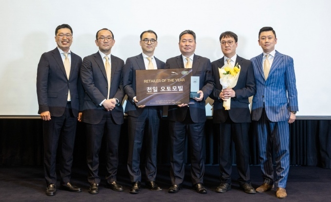 ‘2021.22 재규어 랜드로버 코리아 리테일러 오브 더 이어’ 수상한 천일오토모빌 임직원.