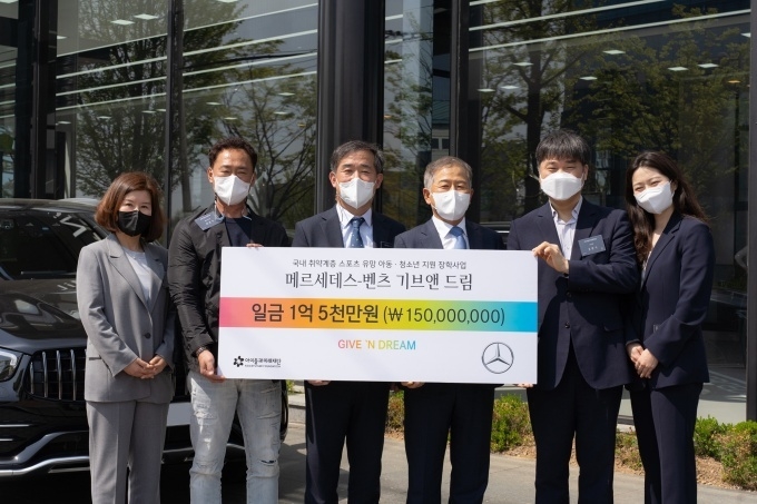 (좌로부터) 메르세데스-벤츠 사회공헌위원회 이은정 위원(메르세데스-벤츠 코리아 상무), 전주제일고등학교 백충기 펜싱감독, 한문수 교장, 메르세데스-벤츠 공식 딜러 진모터스 이용길 대표, 사회복지법인 아이들과미래재단 김병기 본부장, 메르세데스-벤츠 공식 딜러 진모터스 이어진 이사
