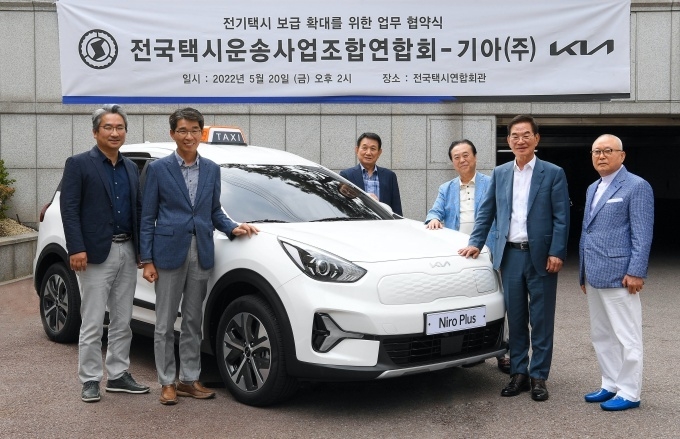 이달 20일 전국택시연합회관에서 진행된 '전기택시 보급 확대를 위한 업무협약(MOU)' 체결식에서 (왼쪽부터) 기아 B2B사업실장 윤승규 상무, 기아 국내사업본부장 권혁호 부사장, 전국택시운송사업조합연합회 서울조합이사장 문충석 부회장, 전북조합이사장 김택수 부회장, 박복규 회장, 경기조합이사장 심재천 부회장이 기념 촬영하고 있는 모습