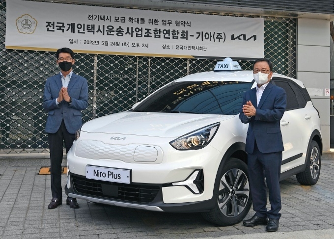 이달 24일(화) 전국개인택시회관에서 진행된 '전기택시 보급 확대를 위한 업무협약(MOU)' 체결식에서 (왼쪽부터) 기아 국내사업본부장 권혁호 부사장, 전국개인택시운송사업조합연합회 박권수 회장이 기념 촬영하고 있는 모습