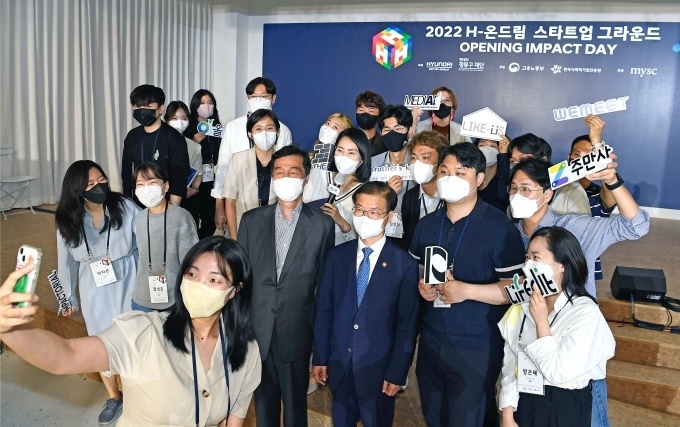 (사진 가운데) 권오규 현대차 정몽구 재단 이사장, 이정식 고용노동부 장관이 행사에 참석한 펠로 대표들과 셀카를 촬영하는 모습