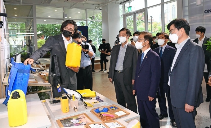 (사진 왼쪽 두번째부터) 권오규 현대차 정몽구 재단 이사장, 이정식 고용노동부 장관, 공영운 현대차그룹 사장이 박중열 제리백 대표로부터 전시제품에 대한 설명을 듣고 있는 모습