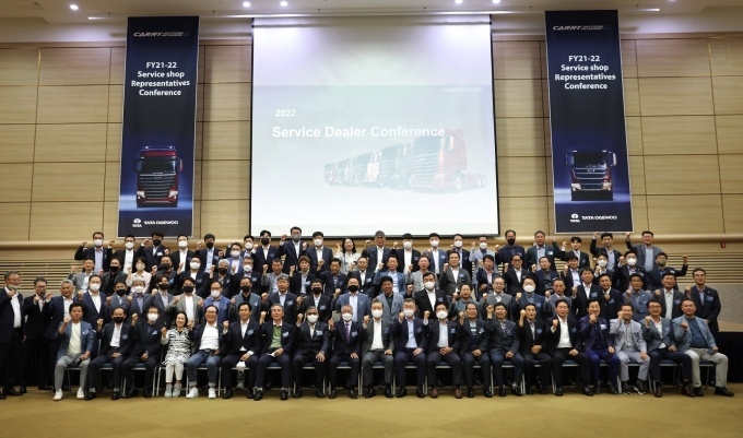 지난 2일 새만금 컨벤션센터에서 진행된 타타대우상용차 서비스 네트워크 컨퍼런스에서 참석자들이 결의를 다지고 있다