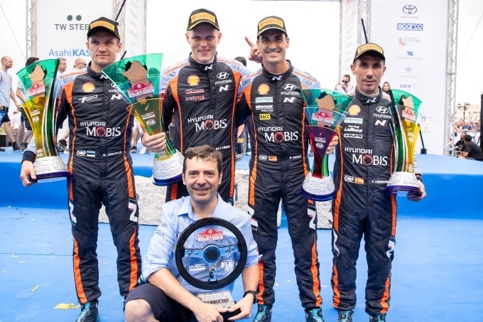 이탈리아에서 열린 2022 WRC 5차 대회에서 수상자들이 기념촬영 하고 있는 모습. (뒷줄 왼쪽부터 우승을 차지한 현대 월드랠리팀 보조 드라이버 마틴 야르베오야, 드라이버 오트 타낙, 3위를 차지한 드라이버 다니 소르도, 보조 드라이버 칸디도 카레라