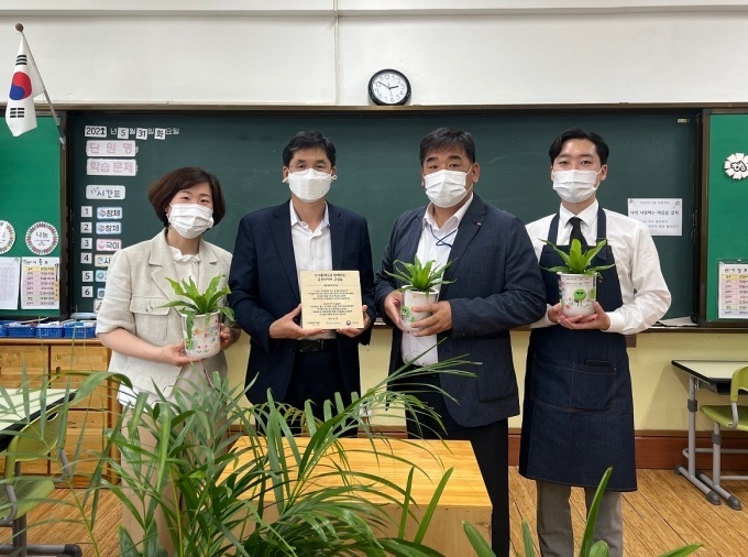 (왼쪽부터) 황미영 청룡초 교감, 김명철 교장, 강진구 금호타이어 경영지원팀장, 김형수 트리플래닛 대표가 교실숲 조성을 기념하여 사진촬영을 하고 있다.