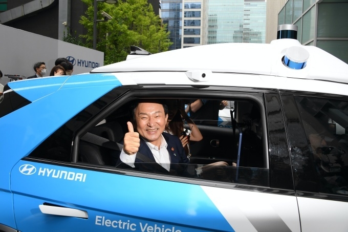 서울시 강남구 루첸타워에서 현대차·기아 로보라이드에 탑승 중인 원희룡 국토교통부 장관 모습