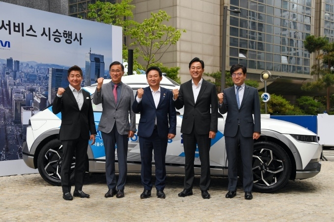 서울시 강남구 루첸타워에서 로보라이드 시범 서비스 시승행사에 참석한 (왼쪽부터) 진모빌리티 이성욱 대표이사, 현대차그룹 연구개발본부장 박정국 사장, 원희룡 국토교통부 장관, 오세훈 서울시장, 현대차그룹 전략기획담당 공영운 사장