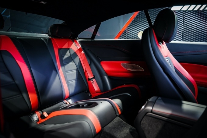 메르세데스-AMG E 53 4MATIC+ Coupe의 블랙 & 클래식 레드 투톤 AMG 나파 가죽