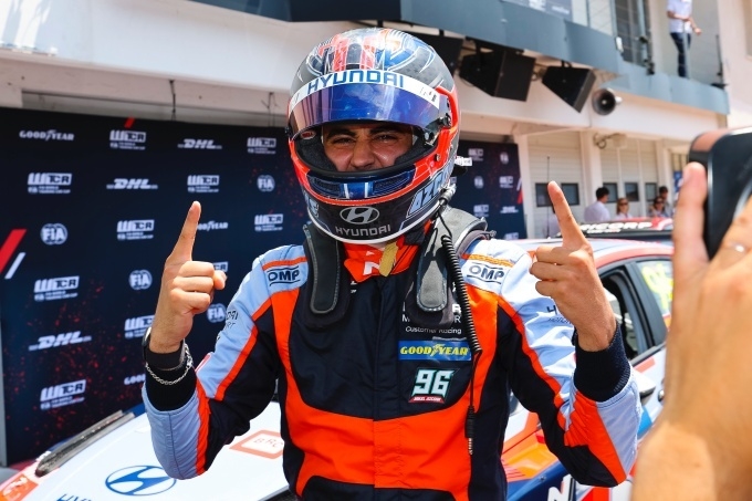 미켈 아즈코나(Mikel Azcona, BRC 현대 N 스쿼드라 코르세팀 소속) 선수가 6월 10~12일 열린 ‘2022 WTCR’ 헝가리 대회에서 우승을 차지하고 기뻐하고 있다