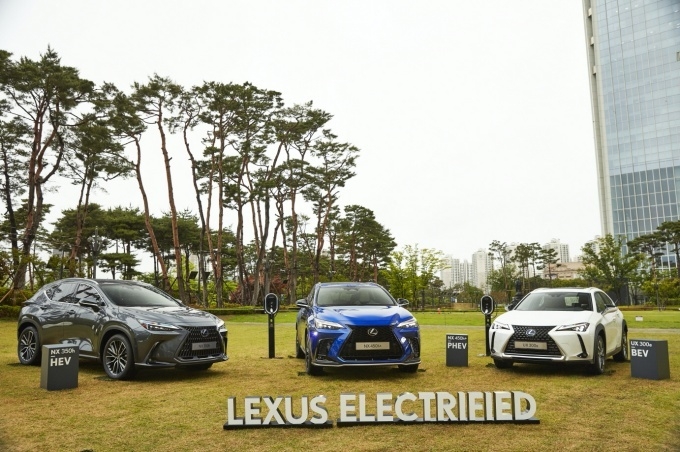 (왼쪽부터) NX 350h(HEV), NX 450h+ F SPORT(PHEV), UX 300e(BEV)