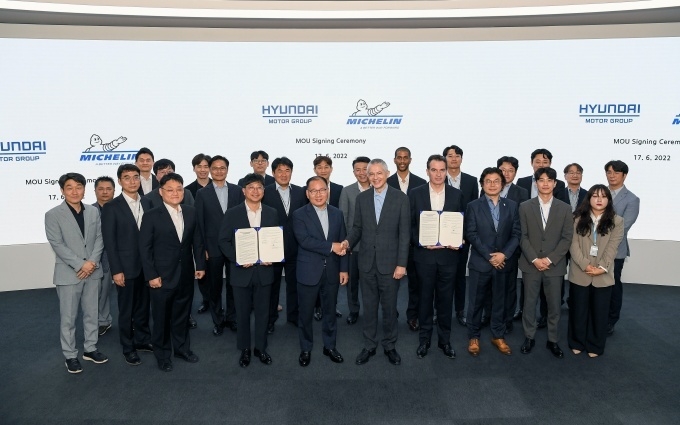 17일 현대차그룹 남양연구소(경기도 화성시 소재)에서 ‘프리미엄 전기차 전용 및 친환경 타이어 개발을 위한 업무협약(MOU)' 체결을 마친 현대차그룹·미쉐린 관계자 모습