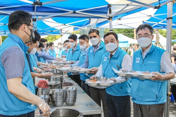 무료급식 행사를 개최한 한국지엠과 한국지엠 협신회. 우측 두번째부터 문승 한국지엠 협신회 회장, 뭄샤드 아마드 한국지엠 구매부문 부사장